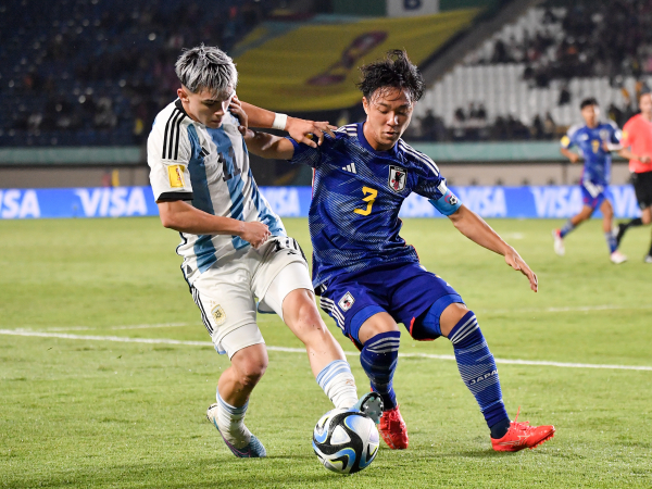 Pemain Argentina U-17 ketika dibayangi pemain Jepang U-17