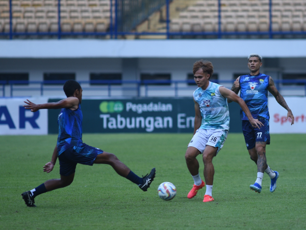 Persib menggelar game internal, tim putih menang 5-2 dari tim biru