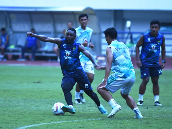 Bojan Hodak coba dari gambaran pemain Persib untuk diturunkan melawan Dewa United