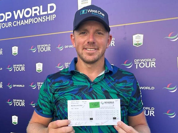 Matt Wallace berpose dengan kartunya yang mencatat skor 12-under 60 setelah hari ketiga DP World Tour Championship 2023. (Foto: Golf Digest)