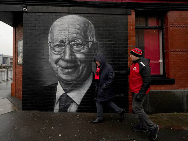 Mural Menghormati Sir Bobby Charlton Dibuat di Dekat Old Trafford