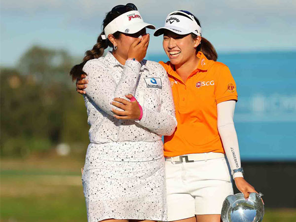 Lilia Vu (kiri), pemenang Rolex Player of the Year, berdiri bersama Atthaya Thitikul, pemenang Vare Trophy, setelah CME Group Tour Championshop di Naples, Florida. (FotoL LPGA)