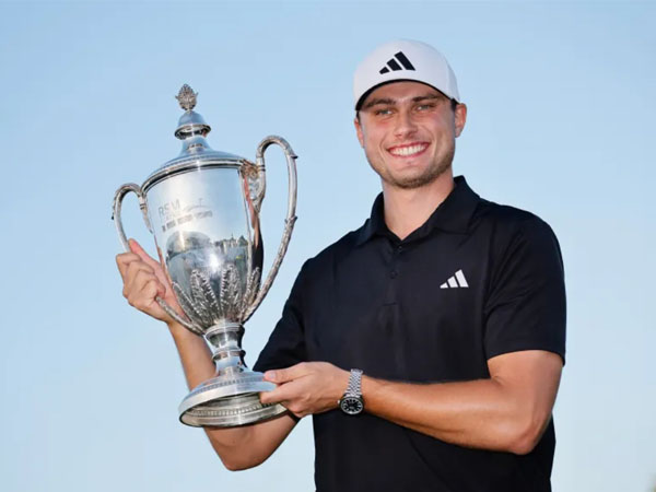 Ludvig Aberg berpose dengan trofi RSM Classic. (Foto: Golf Digest)