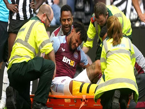 Tyrone Mings buka suara perihal isu dirinya pensiun sebagai pemain akibat cedera parah yang dideritanya saat ini / via Getty Images