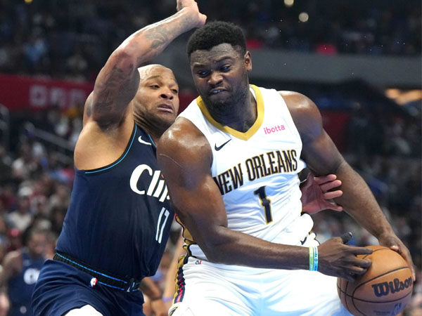 Zion Williamson (kanan) mencetak 32 poin saat New Orleans Pelicans mengalahkan Los Angeles Clippers 116-106. (Foto: AP)