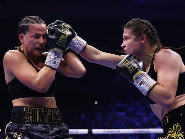 Katie Taylor (kanan) mengalahkan Chantelle Cameron untuk menjadi petinju wanita kedua yang menjadi juara sejati di dua kelas. (Foto: Matchroom Boxing)