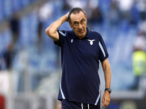 Maurizio Sarri memberi isyarat bakal mundur dari Lazio menyusul prestasi anjlok Biancocelesti di Serie A musim ini / via Getty Images