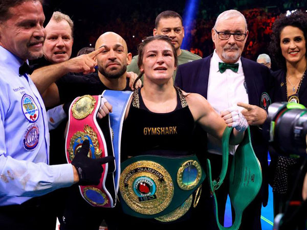 Katie Taylor berpose dengan sabuk-sabuk kelas welter junior setelah mengalahkan pemilik sebelumnya, Chantelle Cameron. (Foto: Ring TV)