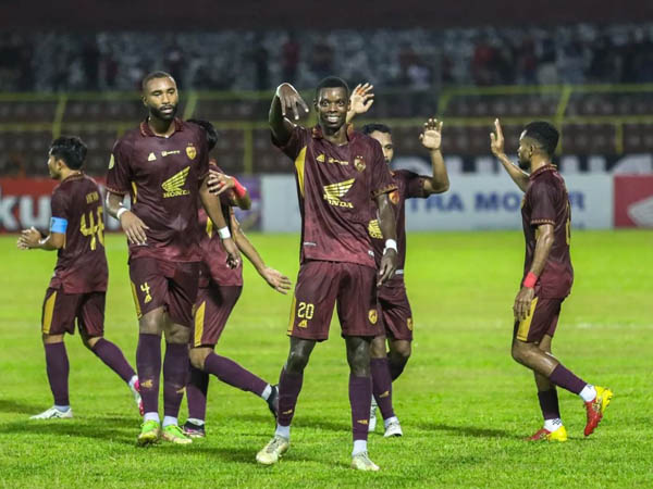 Penyerang asing PSM Makassar, Adilson Silva merayakan gol ke gawang Persikabo 1973