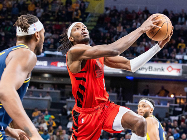 Jerami Grant (kanan) mencetak 34 poin saat Portland Trail Blazers meraih kemenangan 114-110 atas Indiana Pacers. (Foto: AP)