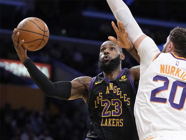 LeBron James (kiri) mencetak 31 poin saat Los Angeles Lakers mengalahkan Phoenix Suns 106-103 dan merebut tiket semifinal terakhir turnamen "in-season" NBA. (Foto: AP)