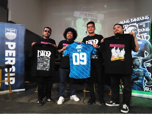 Persib Bandung dan DT09 melakukan kolaborasi dengan merilis dua model t-shirt