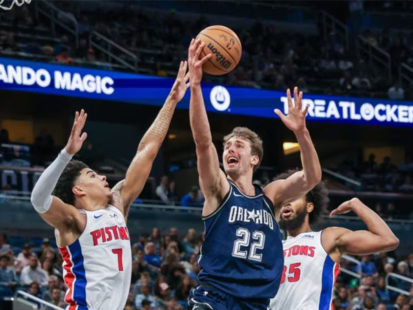 Franz Wagner (tengah) mencetak 27 poin saat Orlando Magic mengalahkan Detroit Pistons 123-91. (Foto: AP)