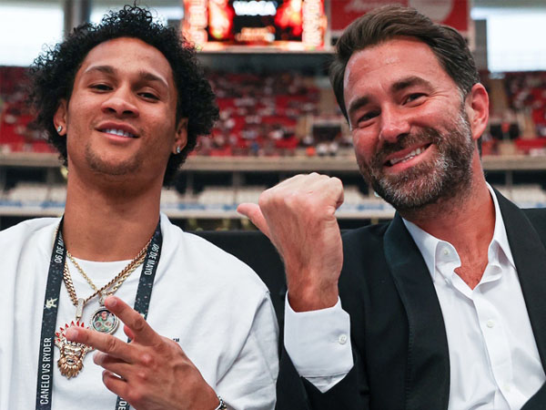 Regis Prograis (kiri) dan promotor Eddie Hearn. (Foto: Boxxer)