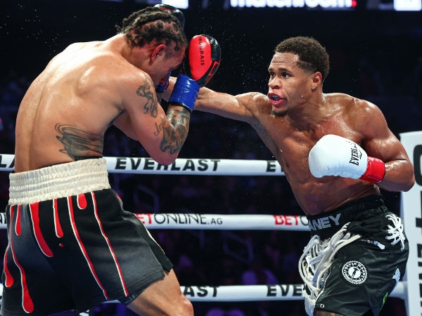 Devin Haney (kanan) mendominasi pertarungan melawan Regis Prograis. (Foto: Matchroom Boxing)