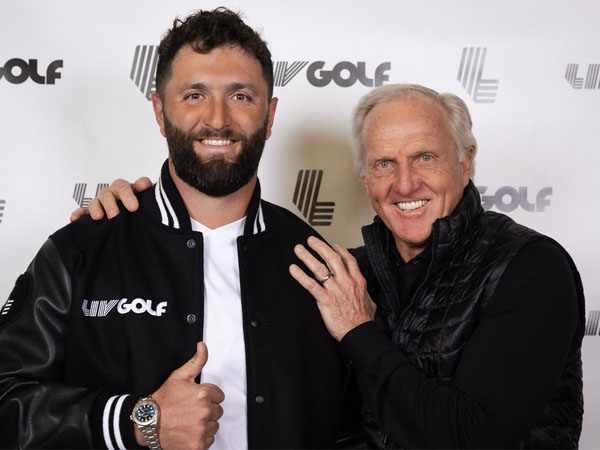 CEO dan komisaris LIV Golf League Greg Norman (kanan) menyambut Jon Rahm bergabung dengan LIV Golf. (Foto: LIV Golf)