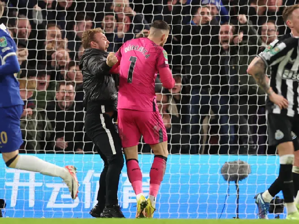 Seorang penggemar Chelsea mengganggu kiper Newcastle, Martin Dubravka