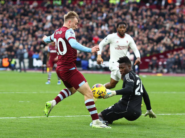 Hasil Pertandingan Premier League: West Ham United 2-0 Manchester ...