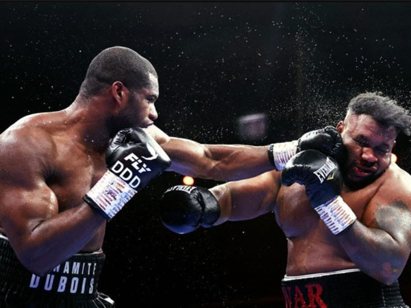 Daniel Dubois (kiri) menghentikan Jarrell Miller di ronde kesepuluh. (Foto: Ring TV)