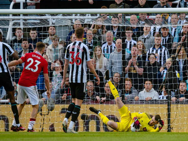 Alan Shearer meminta Newcastle United mendatangkan David De Gea, untuk menggantikan Nick Pope yang saat ini harus absen akibat cedera dislokasi bahu / via Getty Images