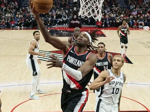 Jerami Grant (kiri) mencetak 27 poin saat Portland Trail Blazers mengalahkan San Antonio Spurs 134-128. (Foto: AP)