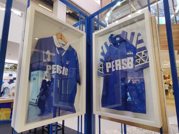 Dua kostum bersejarah yang dimiliki Jersey Persib Collector dan dipajang di pameran "Persib, Dari Masa ke Masa"