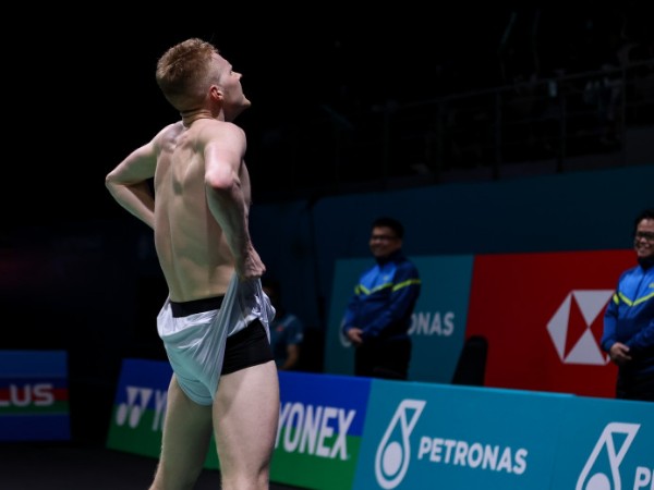 Malaysia Open 2024: Anders Antonsen Kembali Rayakan Kemenangan Angkat Celana