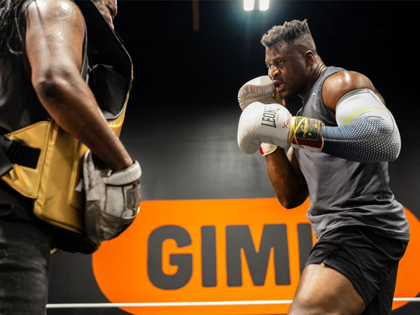 Francis Ngannou mengungkap alasan logistik saat memutuskan berlatih di Arab Saudi ketimbang di AS untuk persiapan menghadapi Anthony Joshua. (Foto: Ring TV)