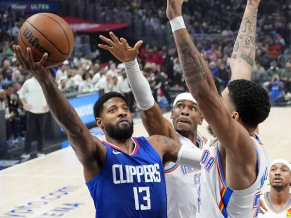 Paul George (kiri) mencetak 38 poin saat Los Angeles Clippers mengalahkan Oklahoma City Thunder 128-117 pada Selasa (16/1). (Foto: AP)