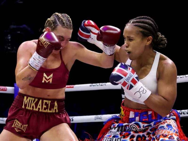 Natasha Jonas (kanan) dan Mikaela Mayer bertarung sengit selama 10 ronde di M&S Bank Arena, Liverpool, Inggris. (Foto: ESPN)