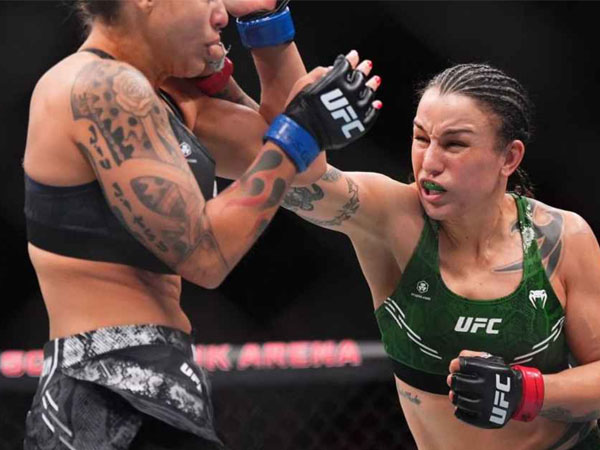 Raquel Pennington (kanan) melontarkan pukulan terhadap Mayra Bueno Silva. (Foto: ESPN).