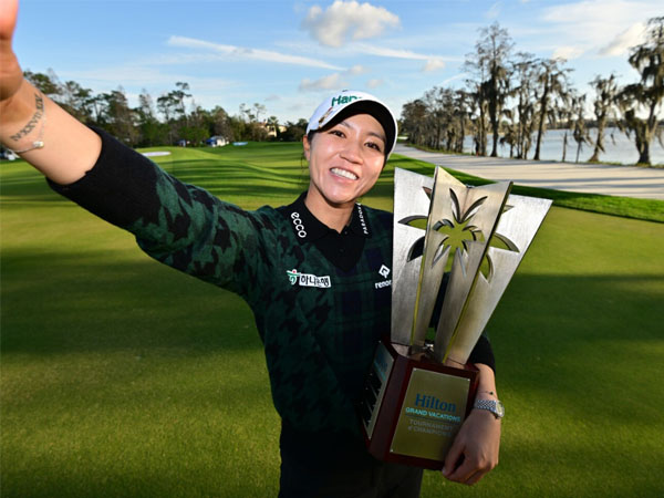 Lydia Ko berpose dengan trofi Hilton Grand Vacations Tournament of Champions 2024. (Foto: Golf Digest)