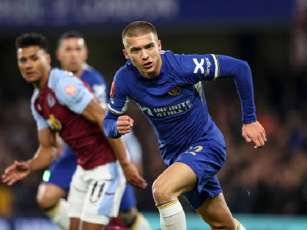 Alfie Gilchrist menjadi starter untuk Chelsea melawan Aston Villa