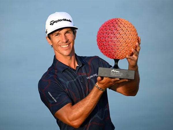 Thorbjorn Olesen berpose dengan trofi Ras Al Khaimah Championship. (Foto: Golf Digest)