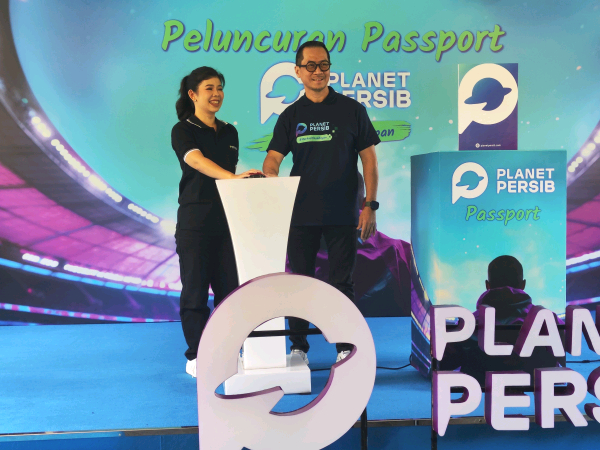 Sandy Tantra dan Calvin Kizana ketika meresmikan Passport Planet Persib