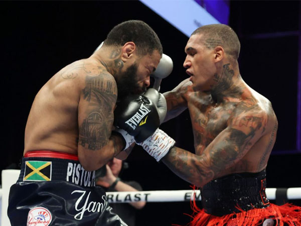 Conor Benn (kanan) harus bertarung 12 ronde penuh untuk meraih kemenangan angka mutlak atas Pete Dobson. (Foto: Matchroom Boxing)