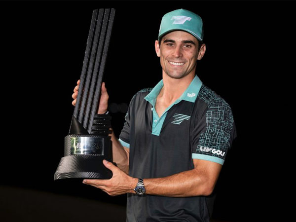 Joaquin Niemann berpose dengan trofi LIV Golf Invitational Mayakoba. (Foto: LIV Golf)