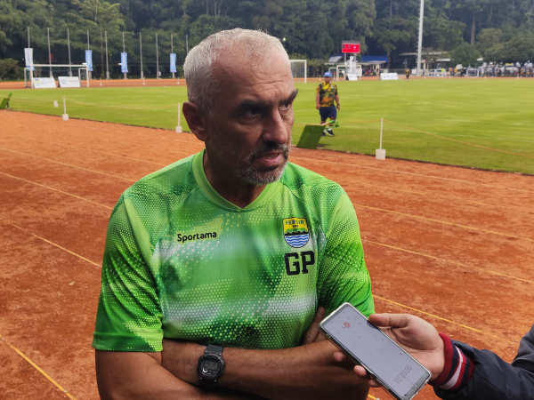 Goran Paulic menyebut Bojan Hodak sedang mengurus keperluannya hingga absen memimpin latihan Persib