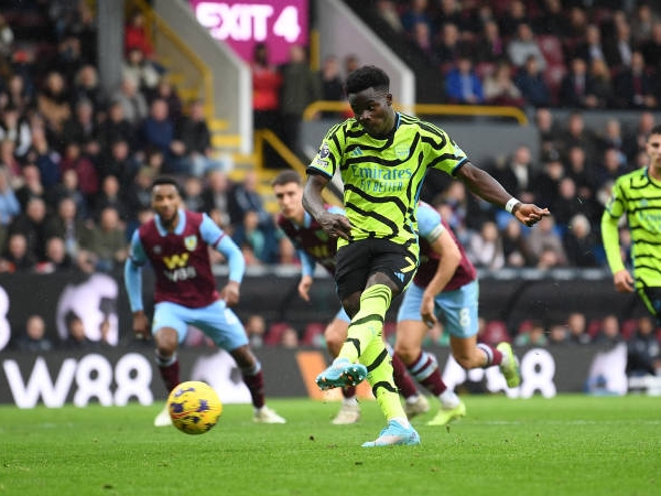 Bukayo Saka mencetak gol penalti ke gawang Burnley