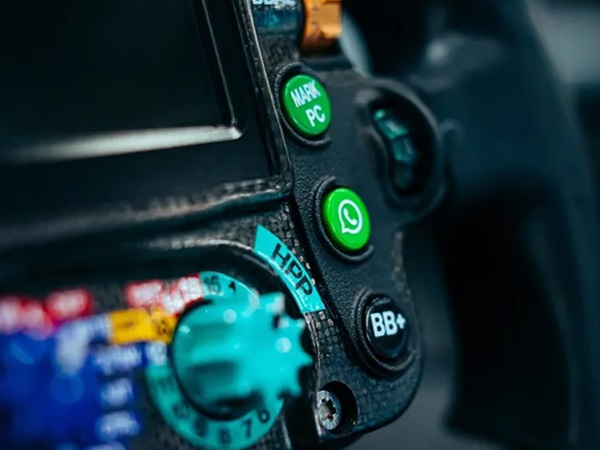 Ada Tombol WhatsApp di Setir Mobil Mercedes W15 F1