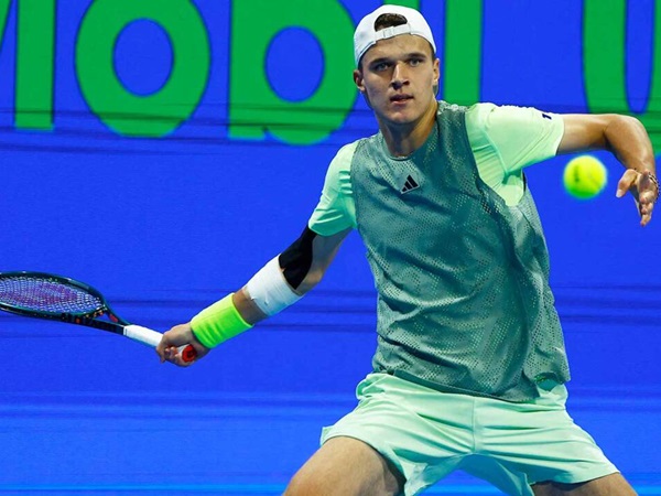 Tak Terbendung, Jakub Mensik Permalukan Petenis Unggulan Pertama Di Doha