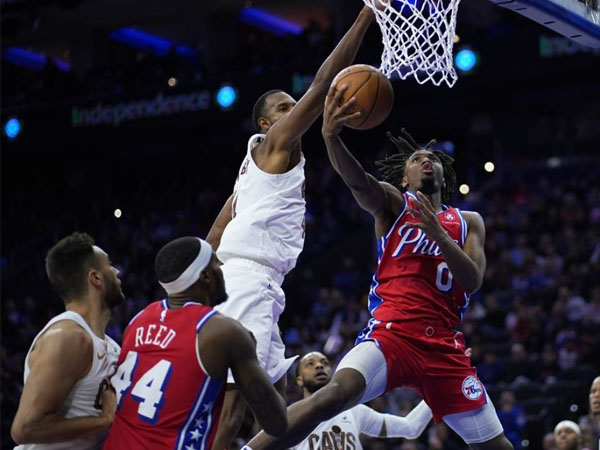 Tyrese Maxey (kanan) mencetak 24 poin saat Philadelphia 76ers mengalahkan Cleveland Cavaliers 104-97 pada Jumat (23/2) malam. (Foto: AP)