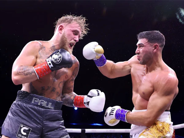 Jake Paul (kiri) dan Tommy Fury bertarung pada Februari tahun lalu. (Foto: Yahoo)