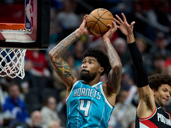 Nick Richards (kiri) mencetak 21 poin saat Charlotte Hornets menang 93-80 atas Portland Trail Blazers pada Minggu (25/2) malam. (Foto: AP)