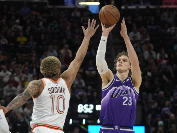 Lauri Markkanen (kanan) mencetak 26 poin saat Utah Jazz mengalahkan San Antonio Spurs 128-109 pada Minggu (25/2) malam. (Foto: AP)