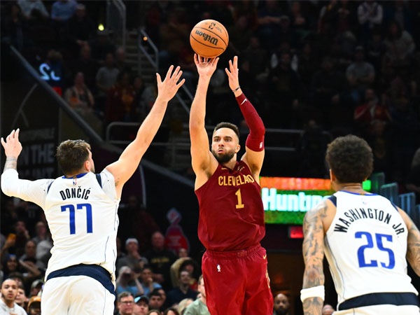 Max Strus (tengah) melesakkan tembakan penentu kemenangan dari jarak 59 kaki saat Cleveland Cavaliers menang 121-119 atas Dallas Mavericks pada Selasa (27/2) malam. (Foto: AP)