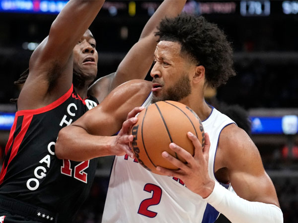 Cade Cunningham (kanan) mencetak 26 poin saat Detroit Pistons menang 105-95 atas Chicago Bulls pada Selasa (27/2) malam. (Foto: AP)