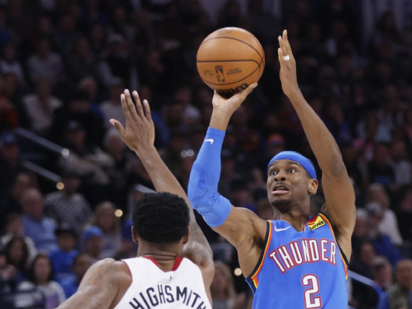 Shai Gilgeous-Alexander (kanan) mencetak 37 poin saat Oklahoma City Thunder mengalahkan Miami Heat 107-100 pada Jumat (8/3) malam. (Foto: AP)