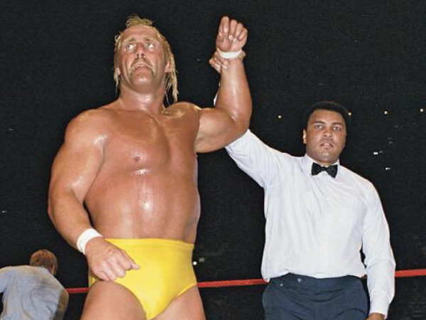 Muhammad Ali (kanan) dan Hulk Hogan di WrestleMania pertama pada 1985. (Foto: WWE)