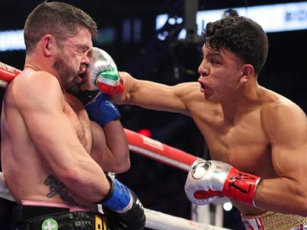 Jaime Munguia (kanan) tampil impresif dalam pertarungan teranyarnya melawan John Ryder. (Foto: Sporting News)